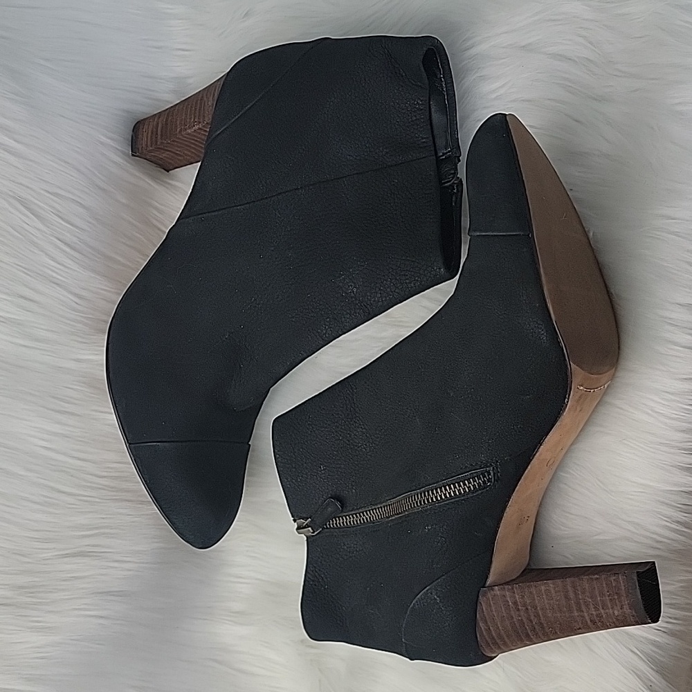 COLE HAAN Black Nubuck Pebbled Leather‎ Cap Toe Zip Stack Heel Preppy Ankle Boot
